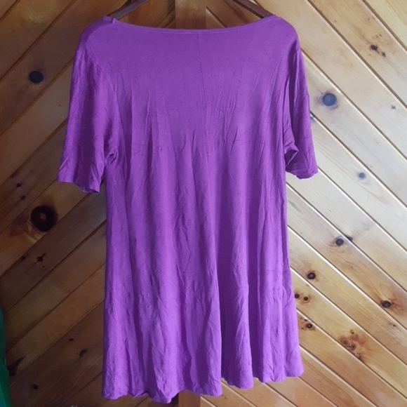 LULAROE Sharkbite tee 177 - Picture 4 of 4